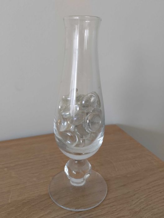 Świecznik ze szkła ze szklanymi kuleczkami