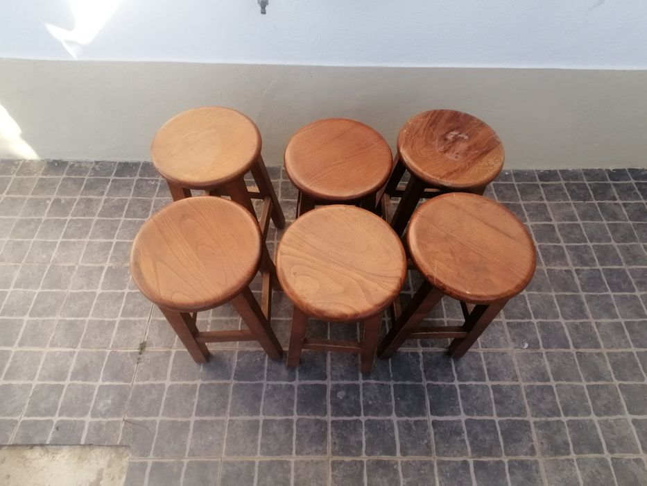 Bancos em madeira maciça