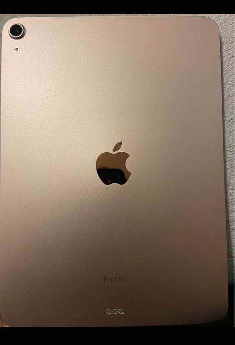 Vendo iPad rosa com acessórios