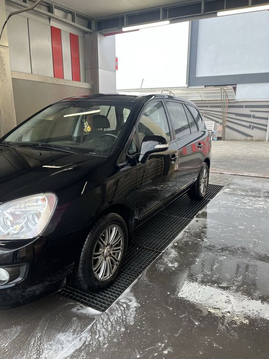Автомобіль  Kia Carens