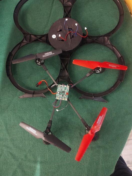 Dron quadrokopter