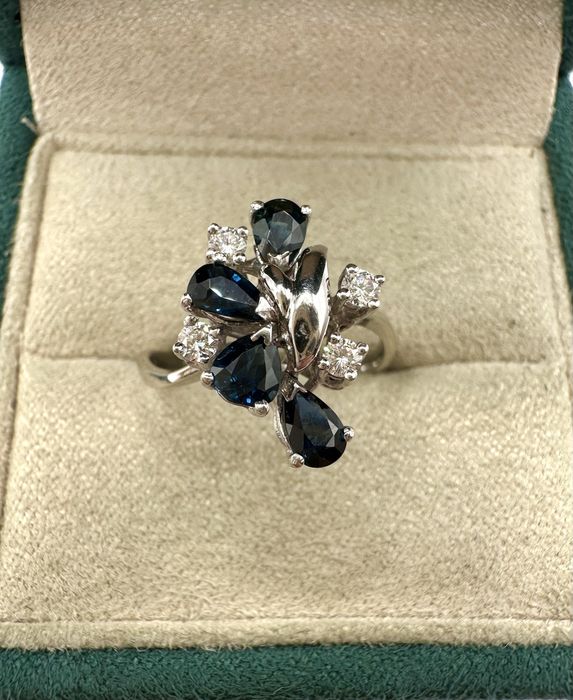 Złoty pierścionek 750 z szafirami 0,85ct i diamentami 0,16ct