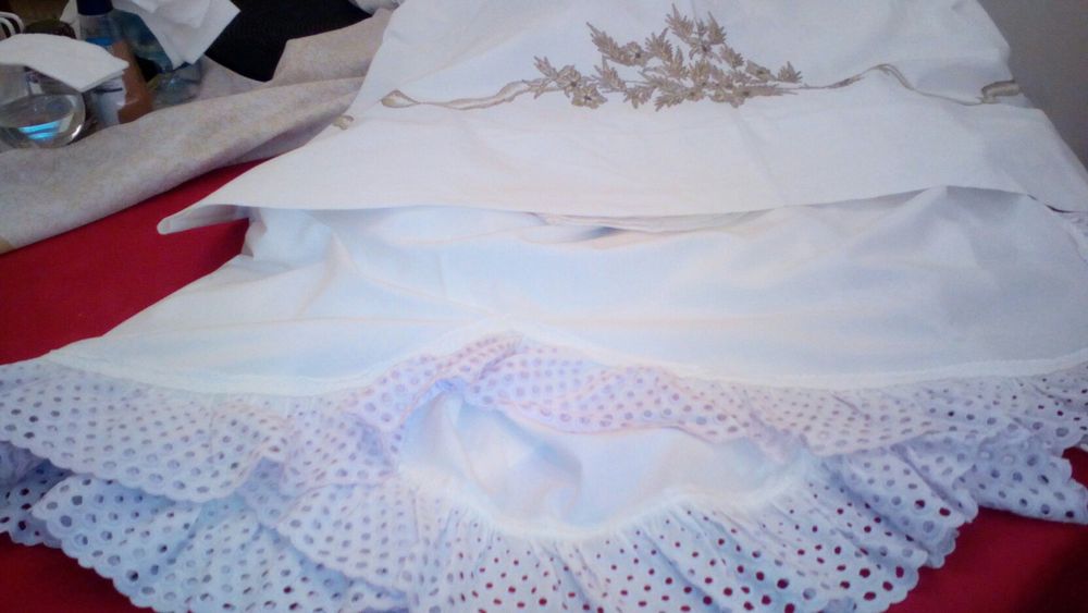 Lençóis brancos bordados