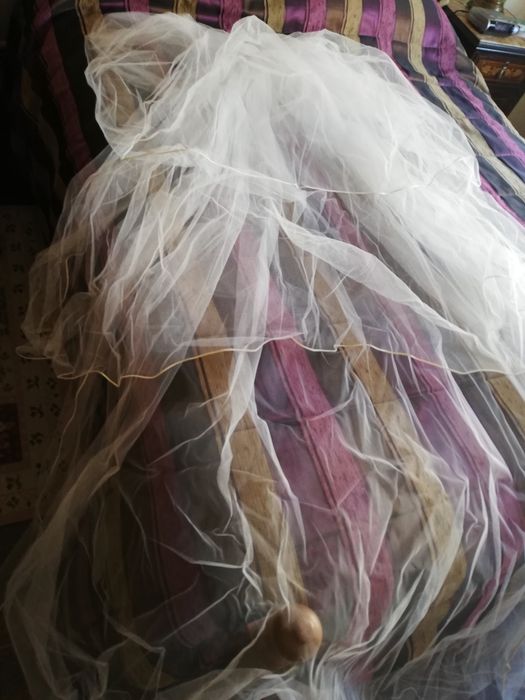 Vestido de noiva e.veu comprido em.seda.selvagem