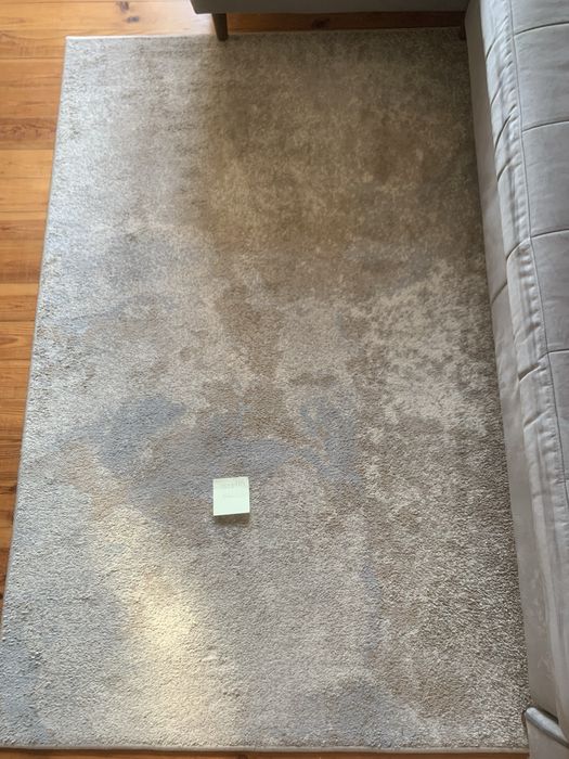 2 tapetes “Espaço Casa” em tons de cinzento-azulado e bege-acastanhado.