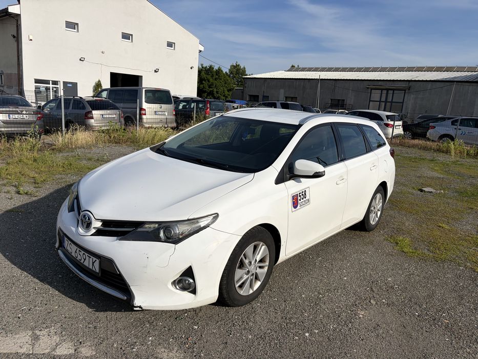 Toyota Auris 2014 rok HYBRYDA kombi zarejestrowana licencja taxi NOWE PT i OC do 2027