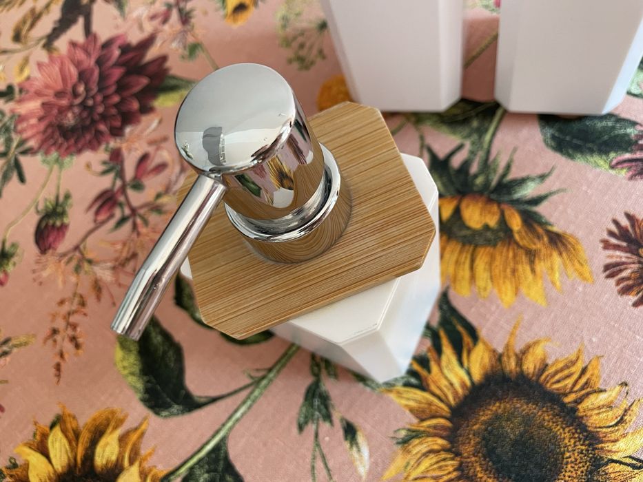 Zestaw łazienkowy dozownik na mydło i kubki Sinsay plastik +  bambus