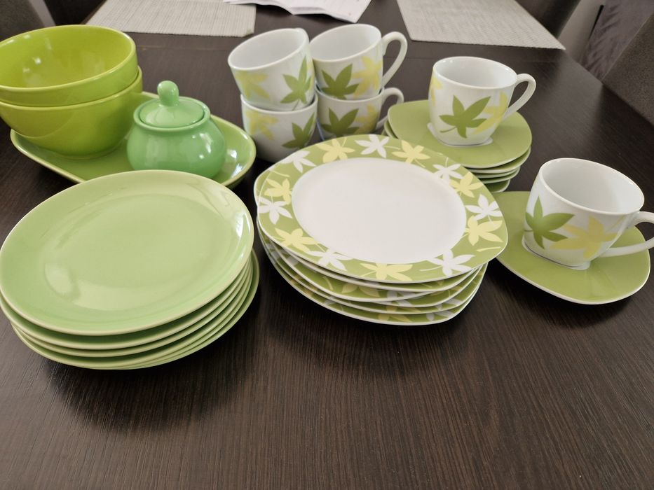 Zestaw filiżanek, talerzyków w kolorze zielonym