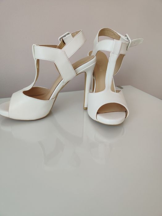 Białe sandałki szpilki.