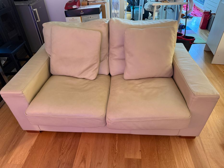 Vendo 2 sofás em pele bege, 2 lugares cada, em excelente estado + 4 almofadas em pele