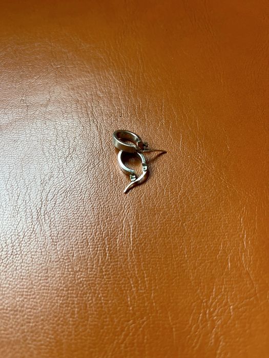 Brincos argola pequenos em metal prateado