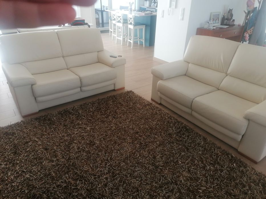 Dois sofás em bom estado