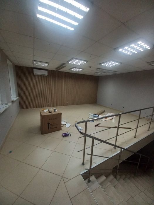 Здається просторе приміщення в центрі міста