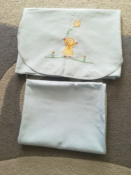 Colcha em crochê para cama de bebé