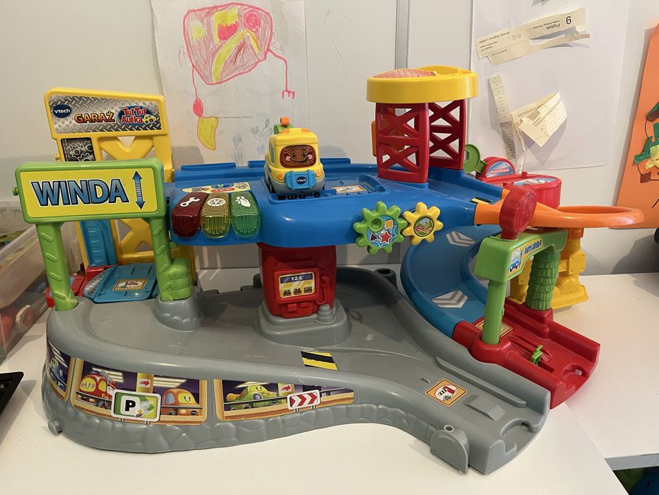 Garaż tut tut plus autko