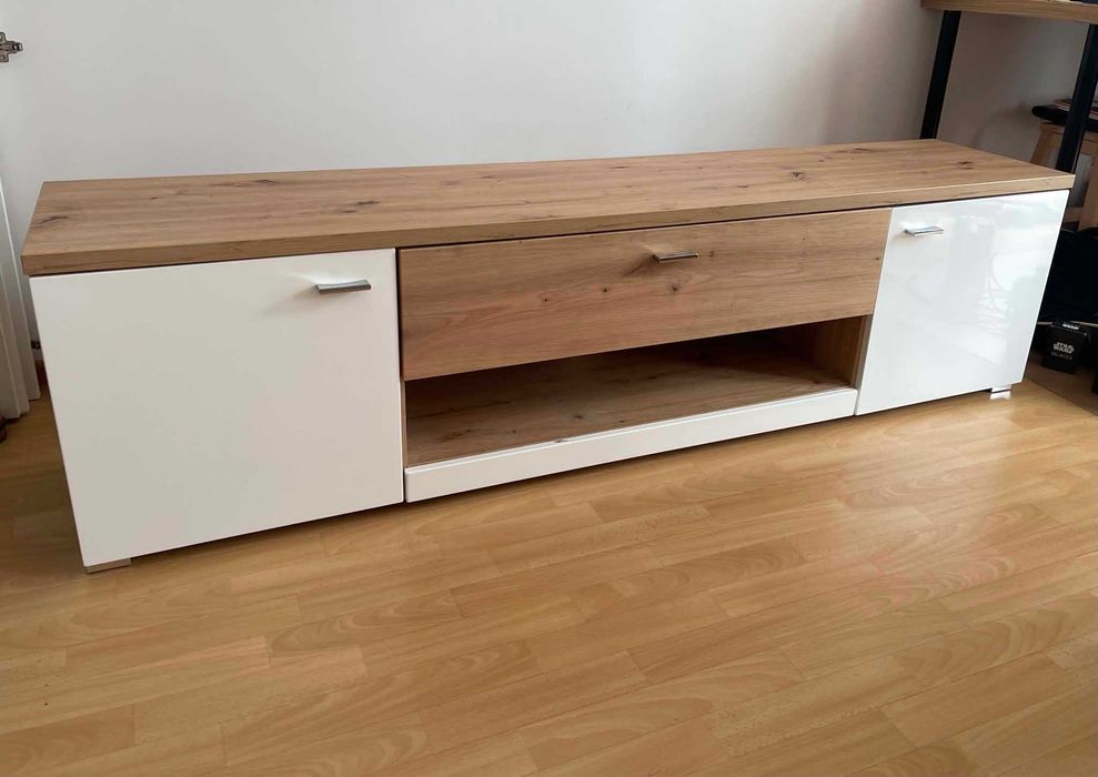Komplet mebli do salonu – witryna + szafka RTV, biały połysk / dąb artisan