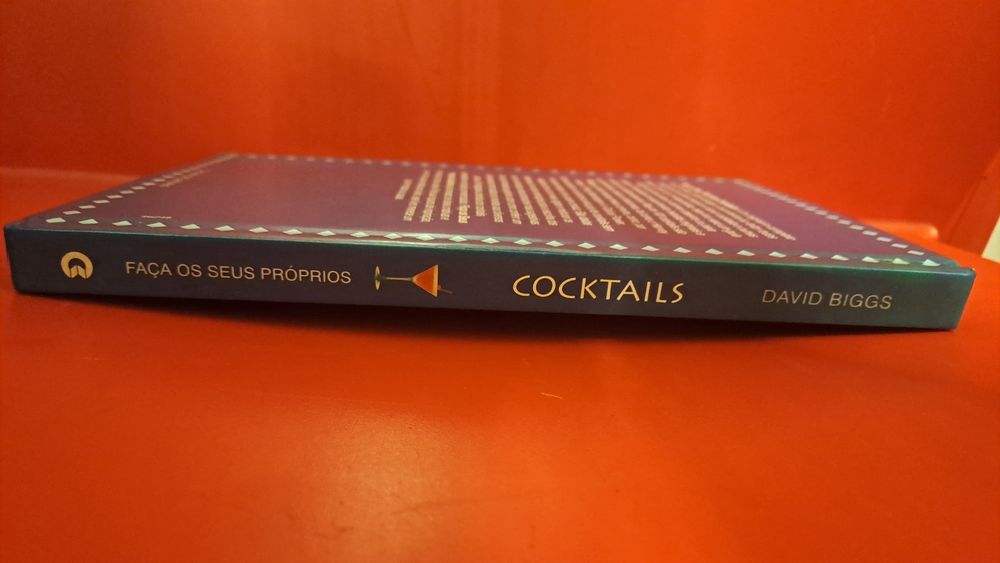 Livro "Faça os seus próprios Cocktails" de David Biggs