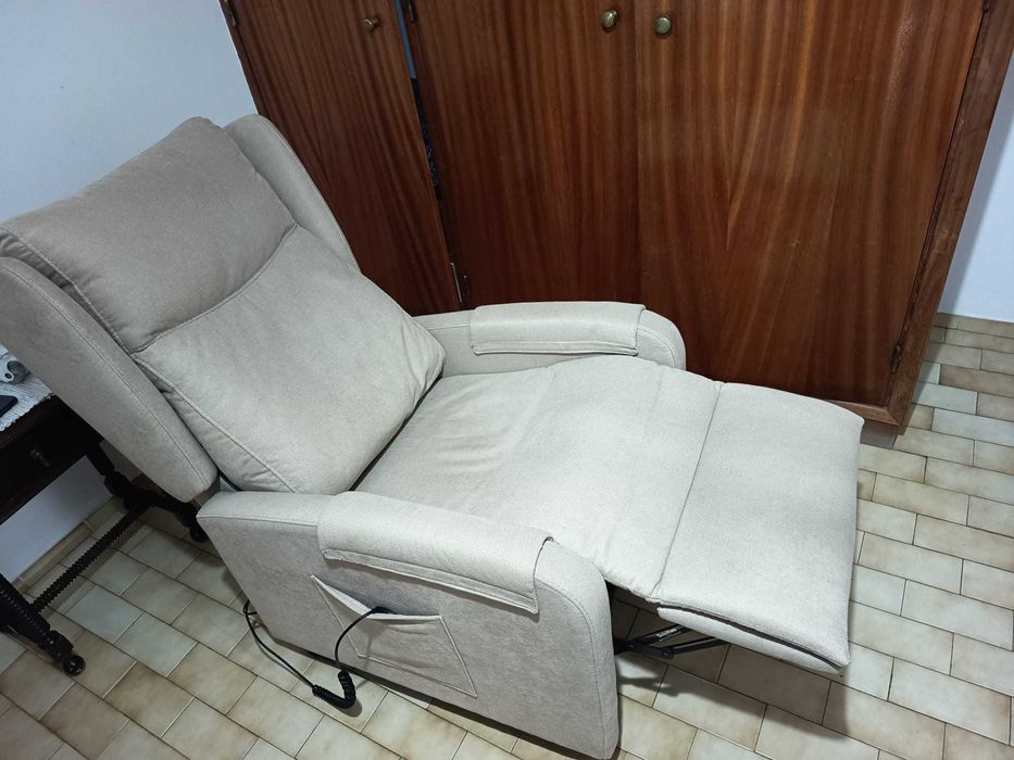 Cadeirão elétrico, em bom estado.