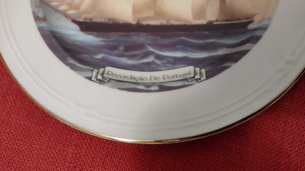 Prato porcelana gravura de veleiro,  rebordo dourado, sem marca