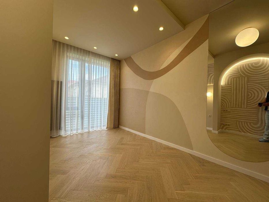 В продаже новый современный дом с бассейном в районе 12ст. Б. Фонтана.