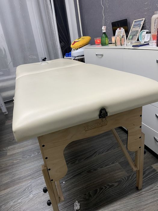 Продам кушетку. Масажний стіл. Майже новий.