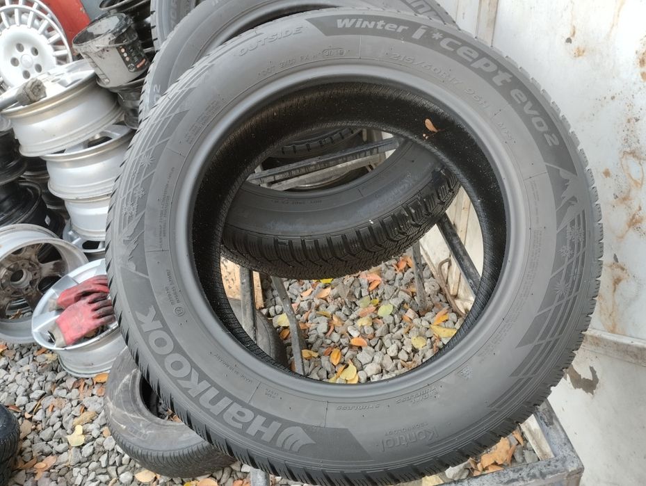 215/60/17 Hankook winter icept Evo 2