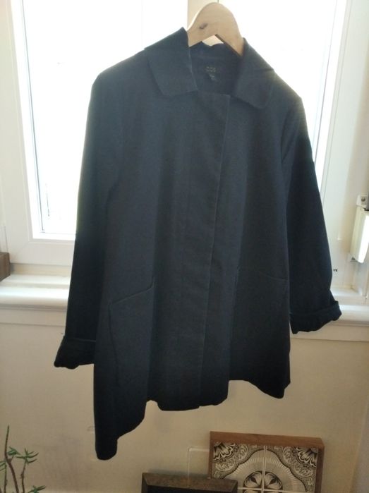 Casaco azul marinho da COS em ótimo estado.