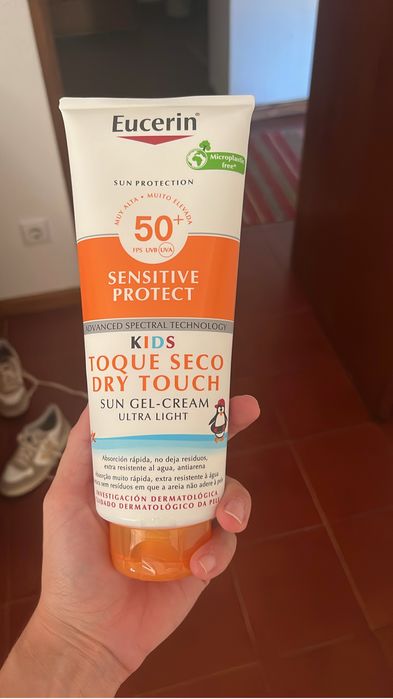 Protetor solar infantil Eucerin Sensitive Protect FPS 50+ com fórmula gel-creme de toque seco.