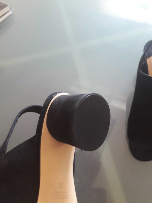 Sapatos abertos em camurça a estrear