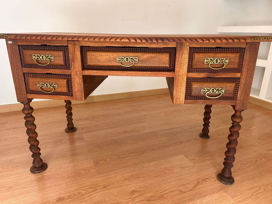 Conjunto de mobiliário vintage estilo neo-renascença em madeira maciça