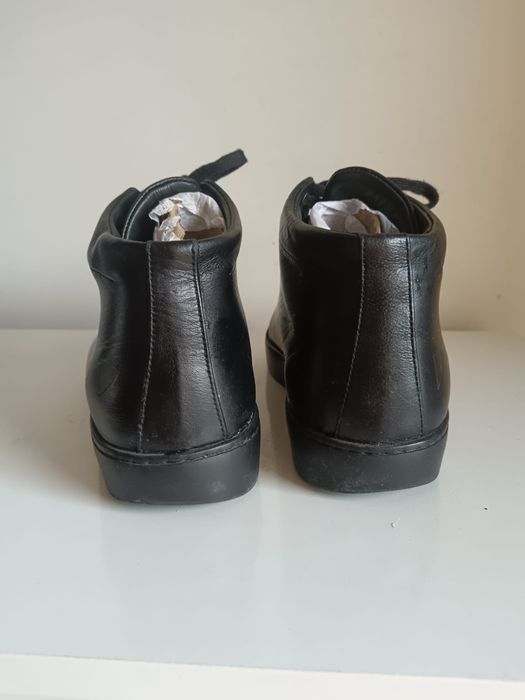 Botas pretas, homem da JAK