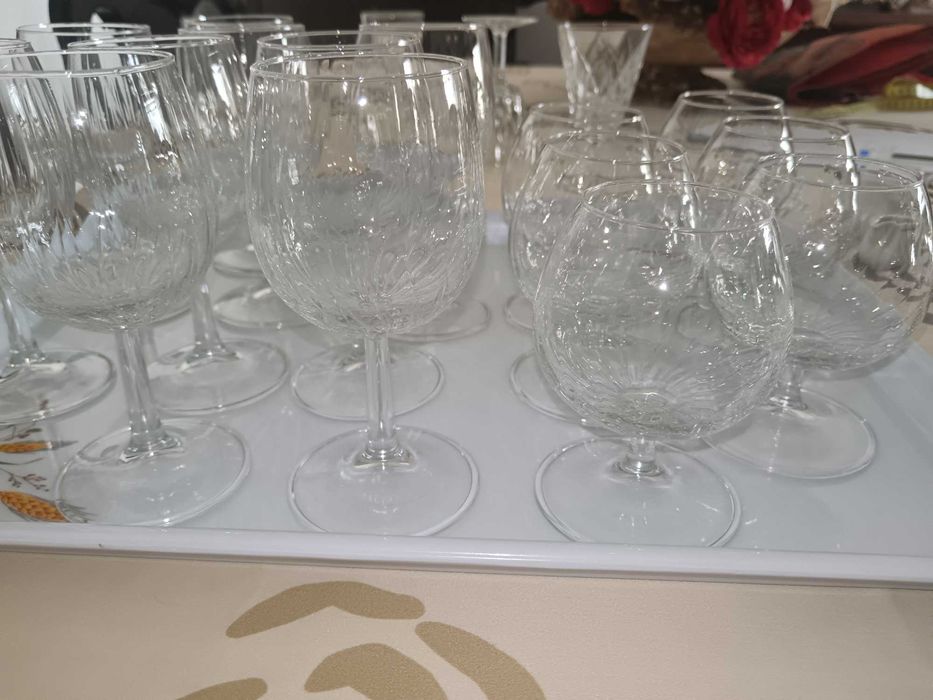 conjunto de copos de vinho e conhaque