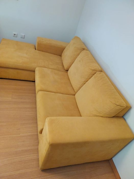 Sofá amarelo mostarda