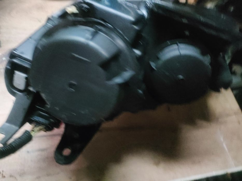 Citroen C8 reflektor lampa Xenon prawa przód