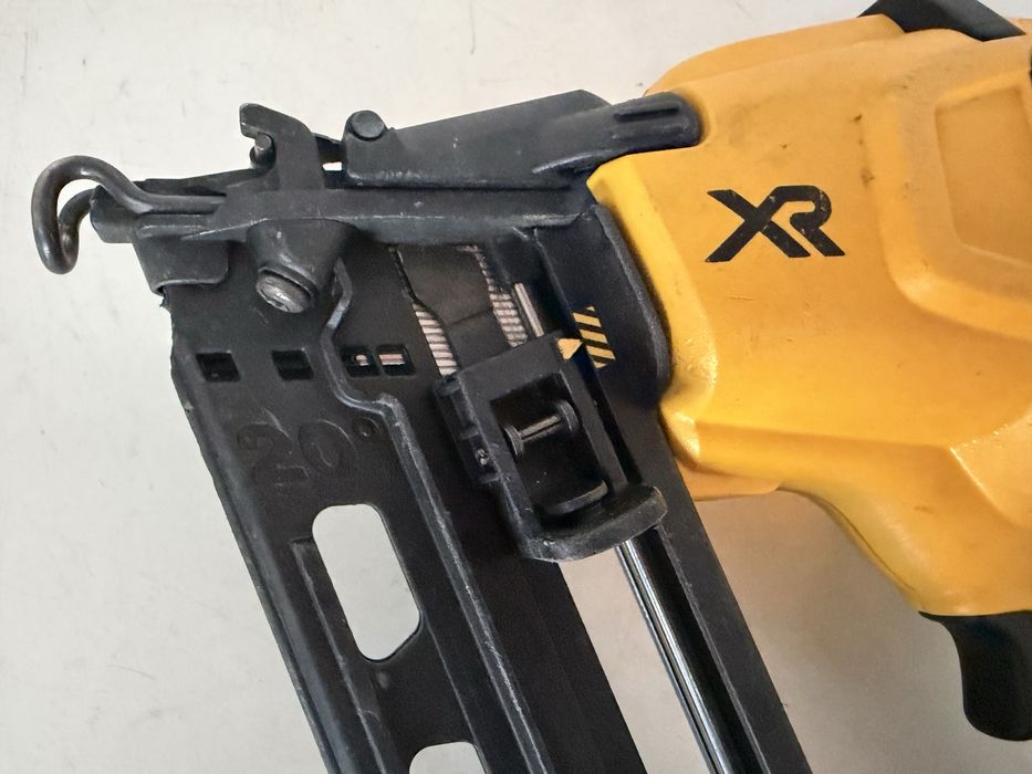 Цвяхозабивний пістолет (нейлер) для фінішних робіт  DeWalt DCN660