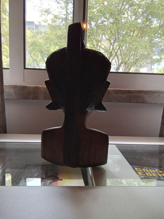 Escultura decoracao/ suporte livrosmadeira maciça.