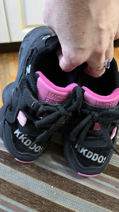 Кросівки на дівчинку