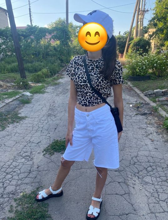 Белые джинсовые шорты на худенькую девочку