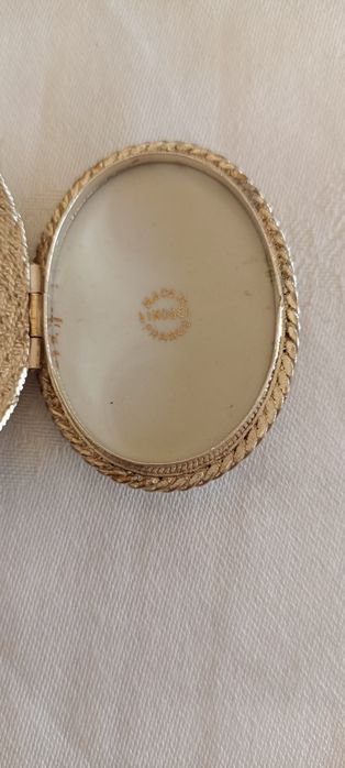 3 caixinhas de comprimidos em prata e limoge