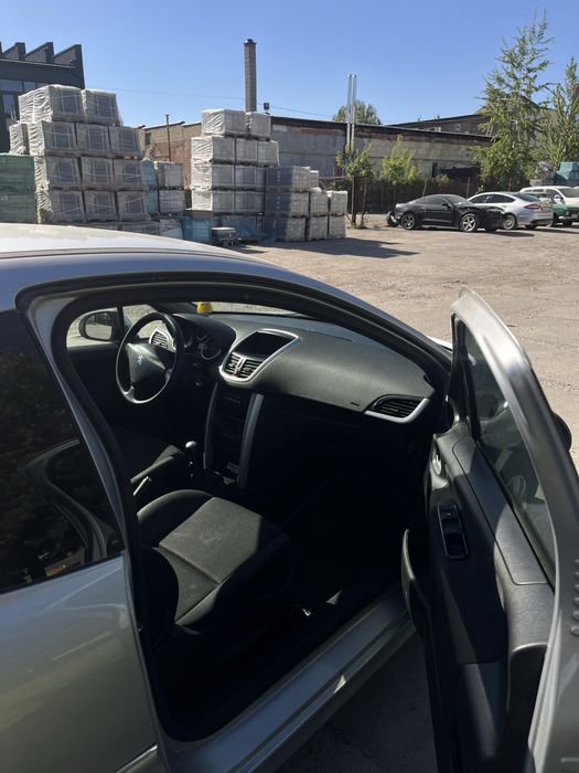 Машина,автомобіль Peugeot Пежо 207 хечбек.