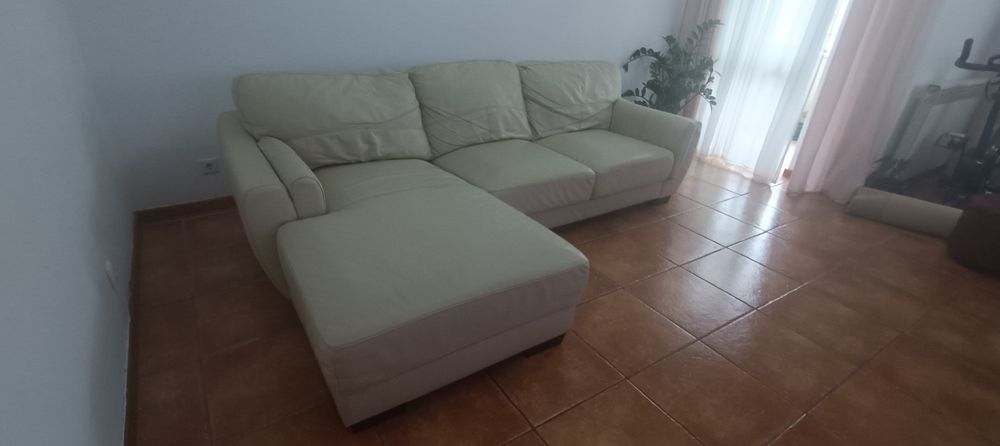 Vende se Sofá com chaiselong