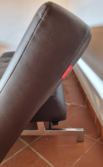 Sofá clik-clak em pele cor castanho escuro