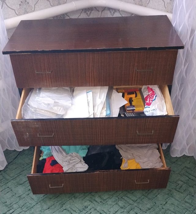 Комод в комнату продам