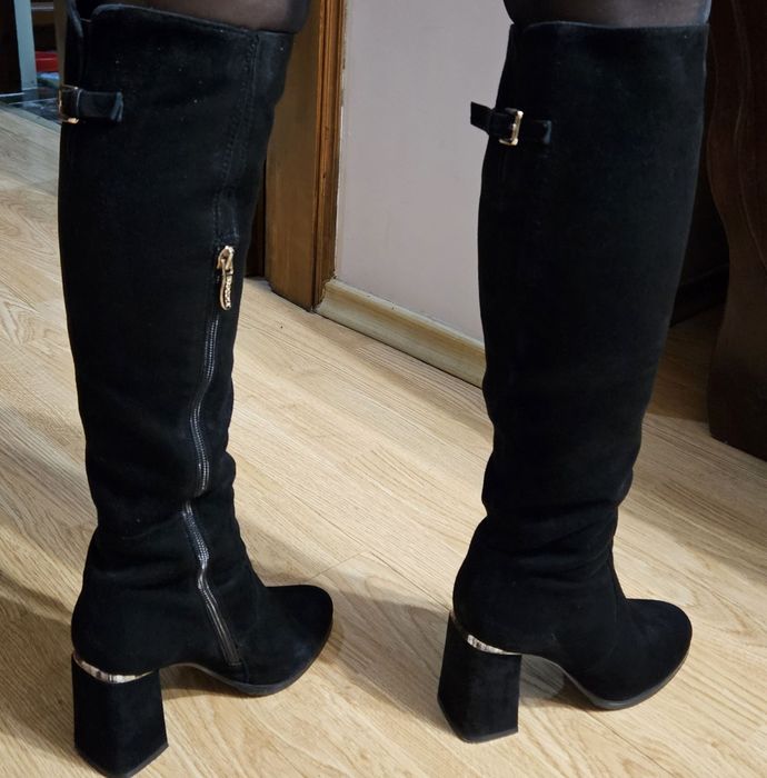 Продам жіночі замшеві чоботи 36р