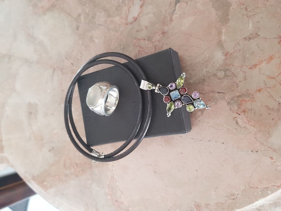 Colar com cruz de prata e pedras semi preciosas.