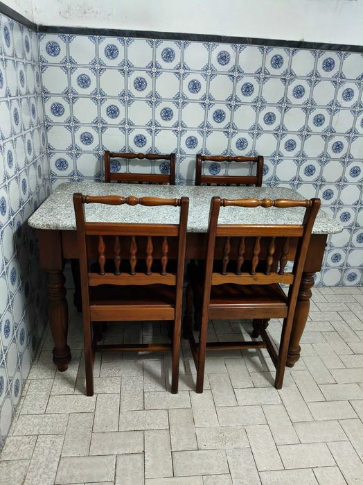 Mesa de cozinha com tampo em granito