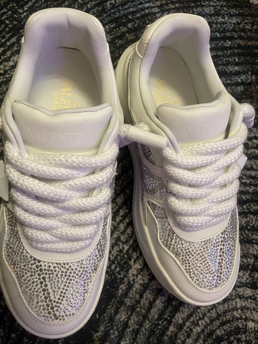 Шикарные кроссовки Валентино на танкетке со стразами, коллекция 2023