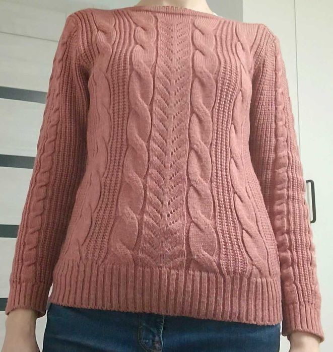 Ceglany sweter w warkocze