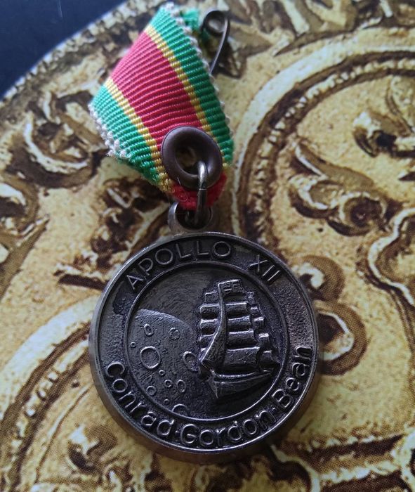 16126#Medalha Apollo XI
Antes de comprar por favor analise as imagens 
Pagamento por transferência bancária 
Ctt normal € 1,35
ctt registado