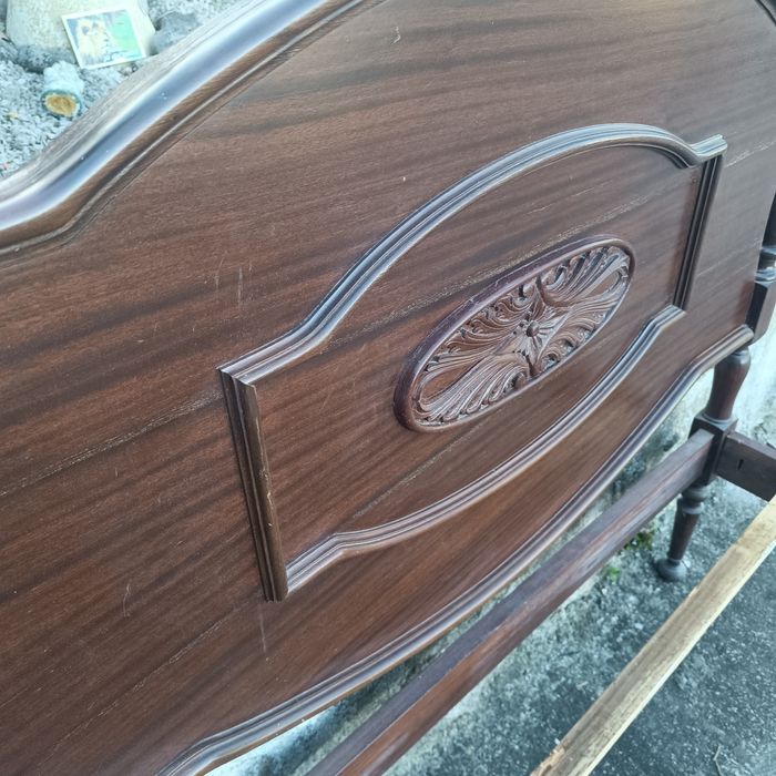 Cama antiga em madeira sem estrado